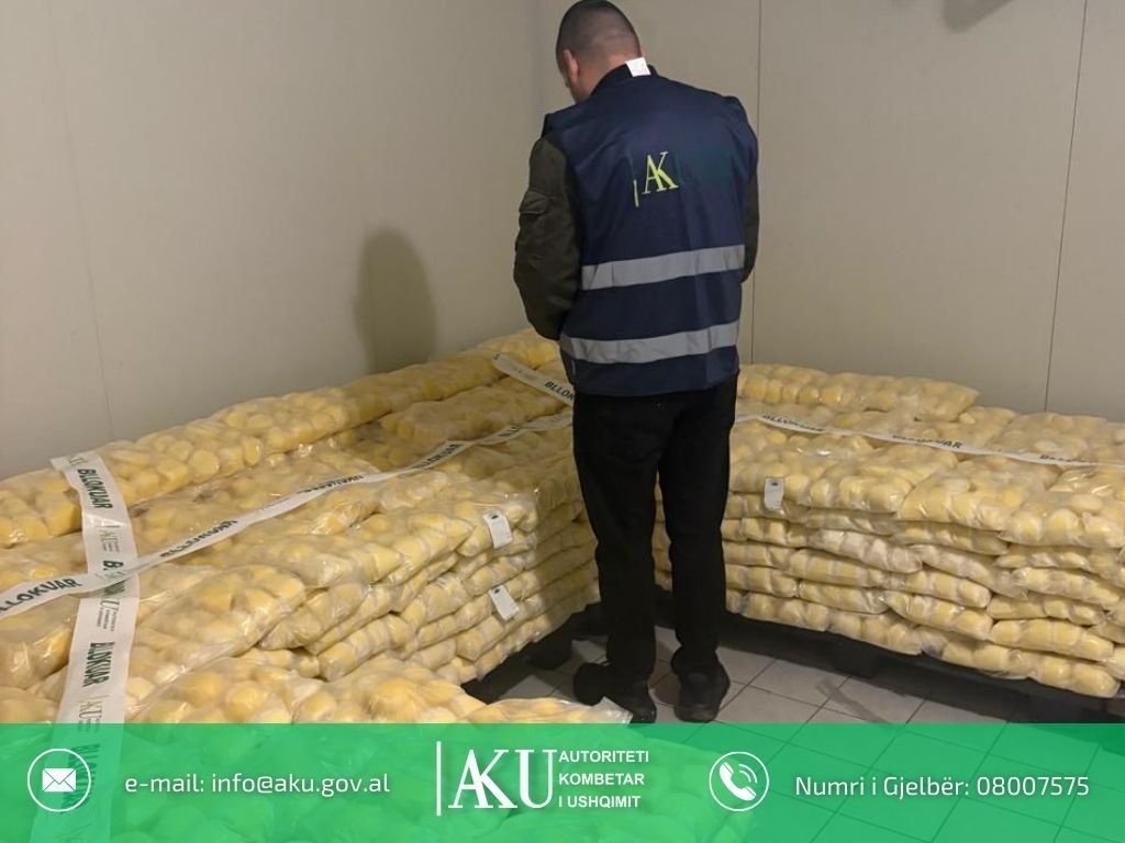 Pa etiketë dhe të pasigurta, AKU bllokon 2.4 ton moxarela dhe qindra kilogramë produkte bulmeti në një baxho