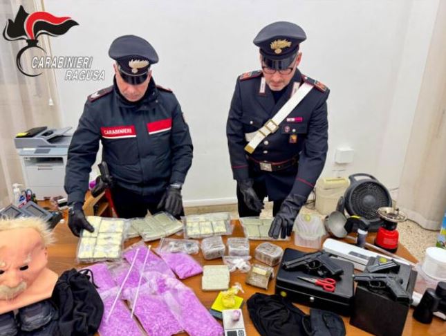 Me dy pistoleta dhe 10 kg drogë, arrestohet 28-vjeçari shqiptar në Itali! Lëvizjet e dyshimta e tradhtuan