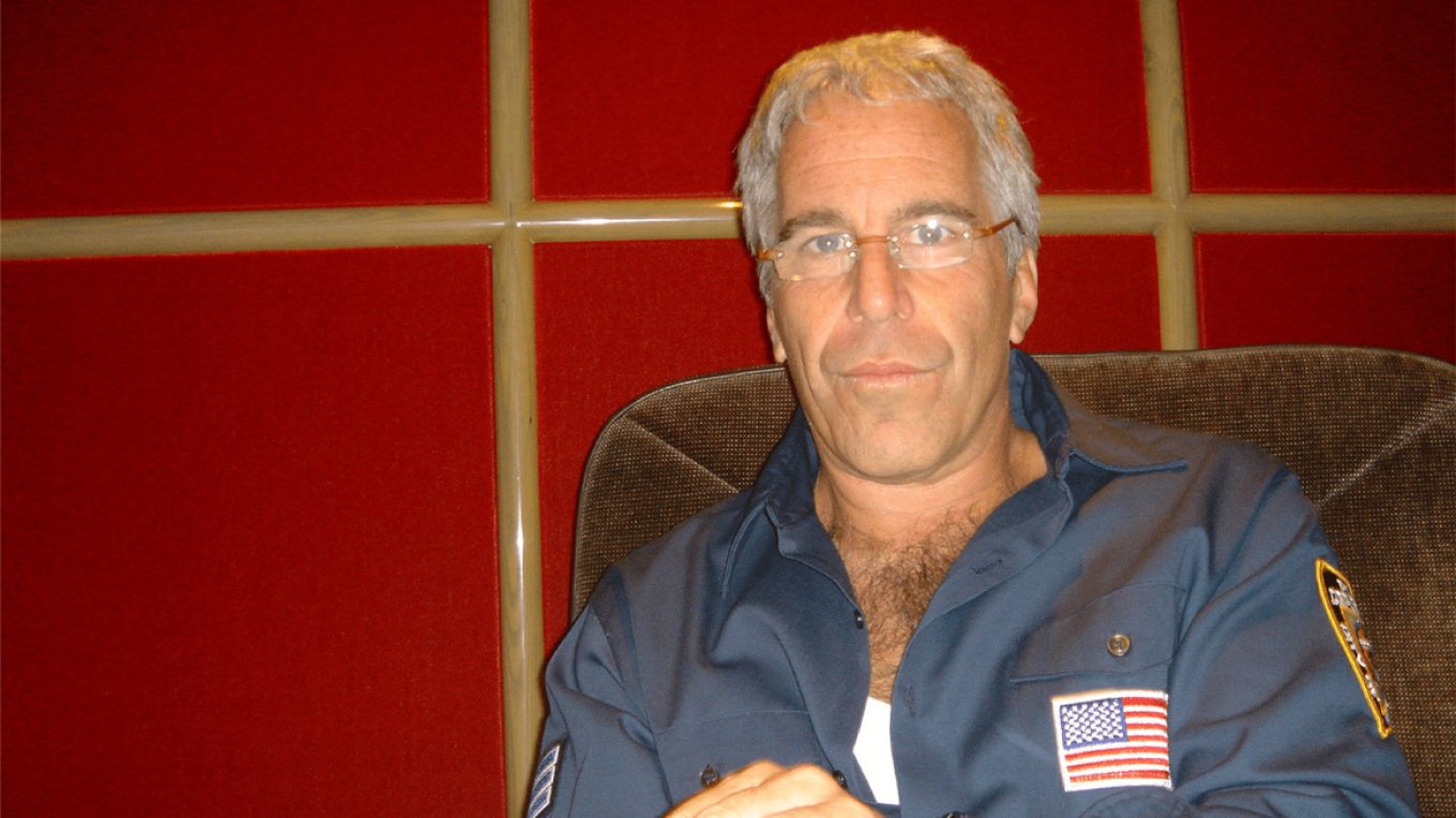 Ditarët e viktimave zbulojnë se si Epstein dhe Ghislaine Maxwell “peshkonin” vajzat: Isha 14 vjeçe, do shihja botën, më premtoi para…