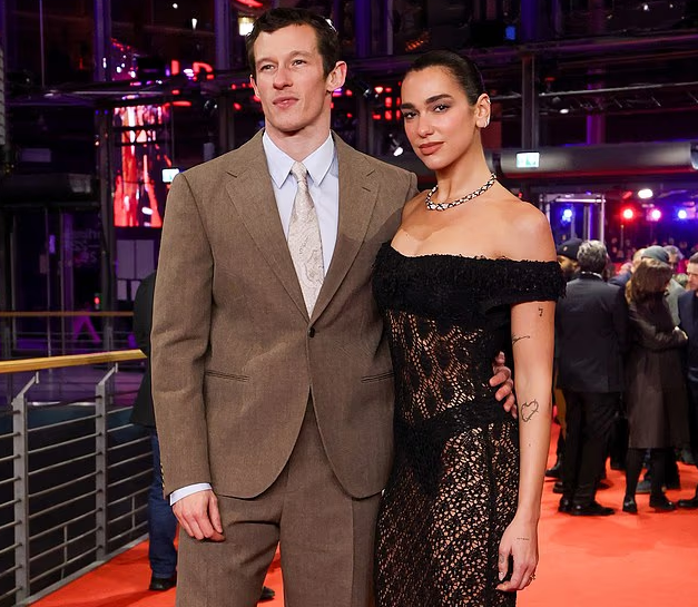 Dua Lipa dhe Callum Turner shkëlqejnë në premierën e “Rosebush Pruning” 