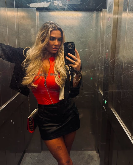 Christine McGuinness mahnit me paraqitjen në një veshje të kuqe provokuese