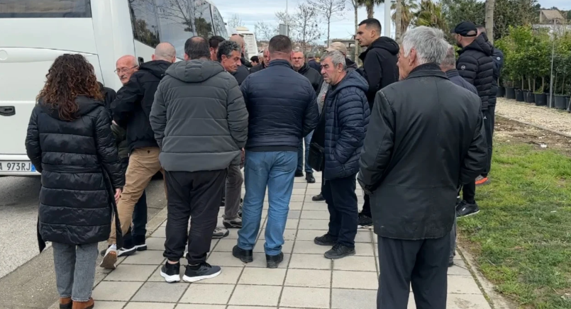 Protesta e transportit urban në Vlorë, banorët kundërshtojnë zhvendosjen e stacionit interurban
