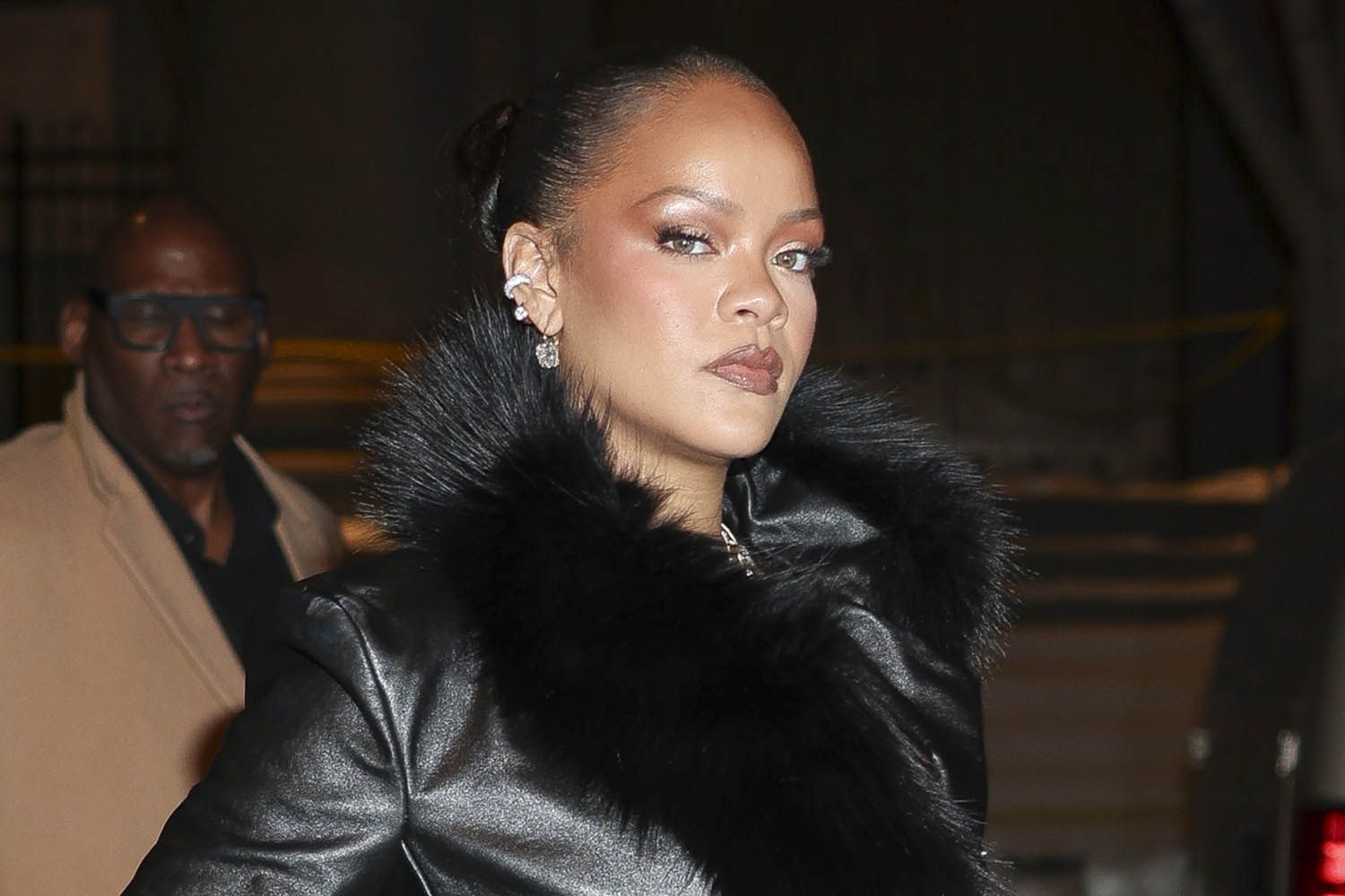 Moment i sikletshëm për Rihanna në Paris: Palltoja e zezë zbulon më shumë sesa pritej