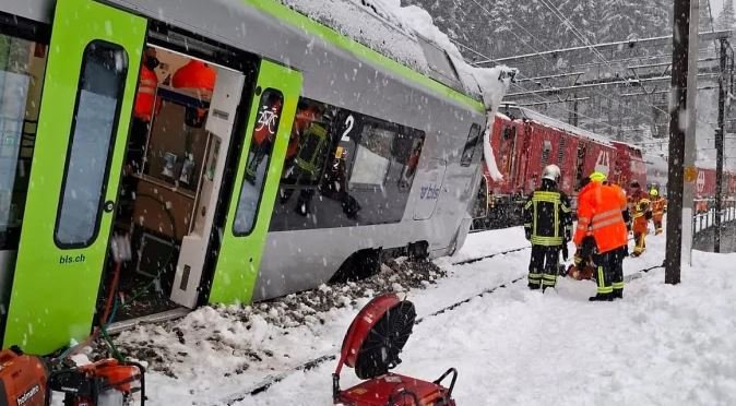 Zvicër, treni del nga shinat për shkak të ortekut, 5 të plagosur