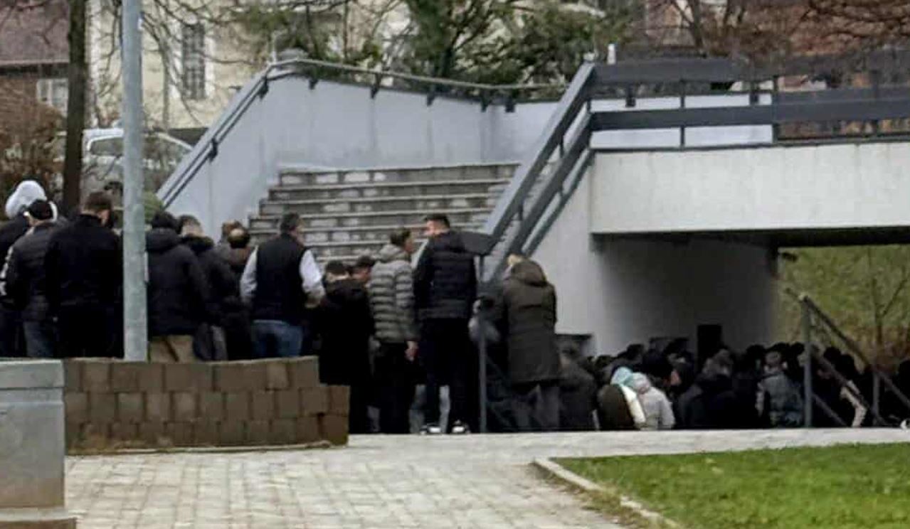 Ja pse pritet në rresht e në të ftohtë në Prizren