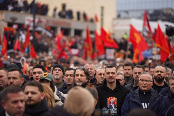 ​Përparim Rama në protestë afër djalit të ish-presidentit Thaçi