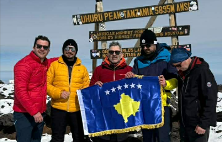 Flamuri i Kosovës valon në 5.900 metra, në ‘çatinë’ e Afrikës 