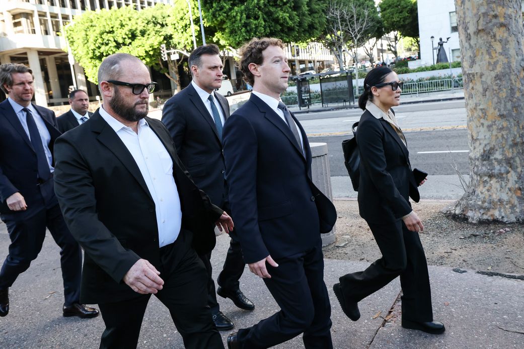 Mark Zuckerberg mbërrin për të dëshmuar në gjyqin për varësinë nga rrjetet sociale