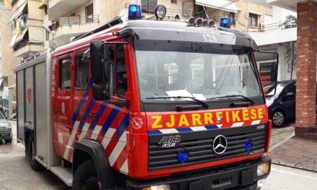 Flakë në godinën e Bashkisë së Vorës / Zjarri vihet nën kontroll, ja cili dyshohet të ketë qenë shkaku
