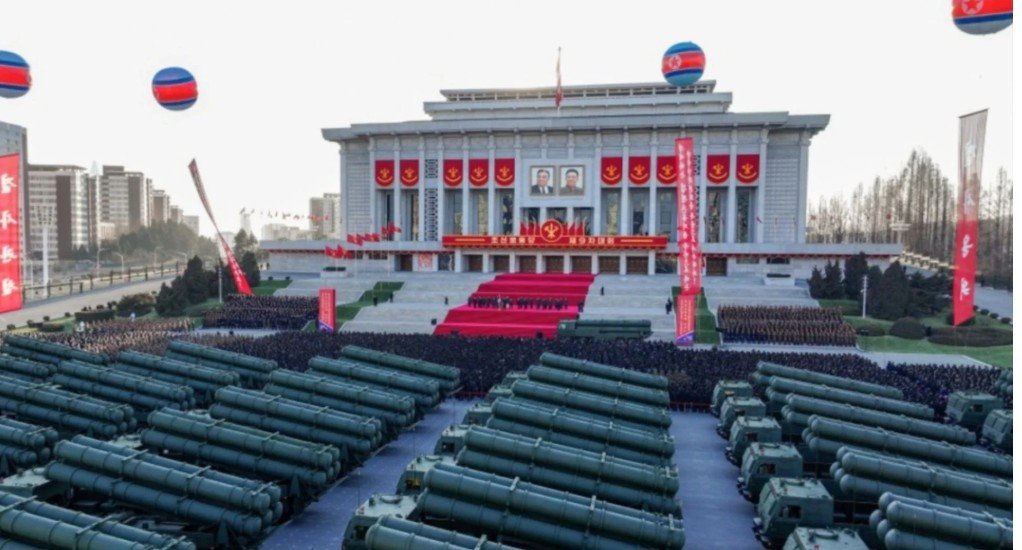 Kim Jong Un prezanton mjetin e ri ushtarak, mund të mbajë dhe transportojë disa raketa bërthamore njëkohësisht  