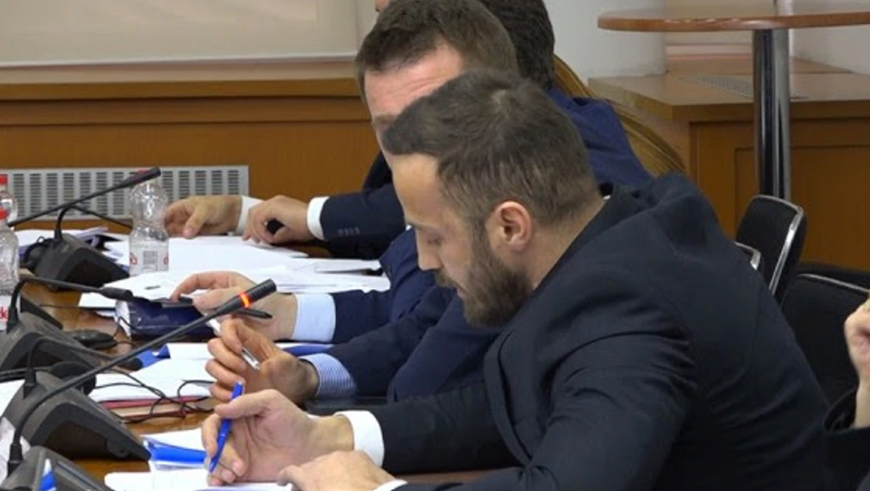 Geci sqaron pse votoi kundër mbështetjes financiare për ish-krerët e UÇK-së në Hagë