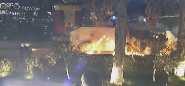 Nuk ka të mbaruar gazi lotsjellës i policisë, protestuesit djegin autobotin e ujit