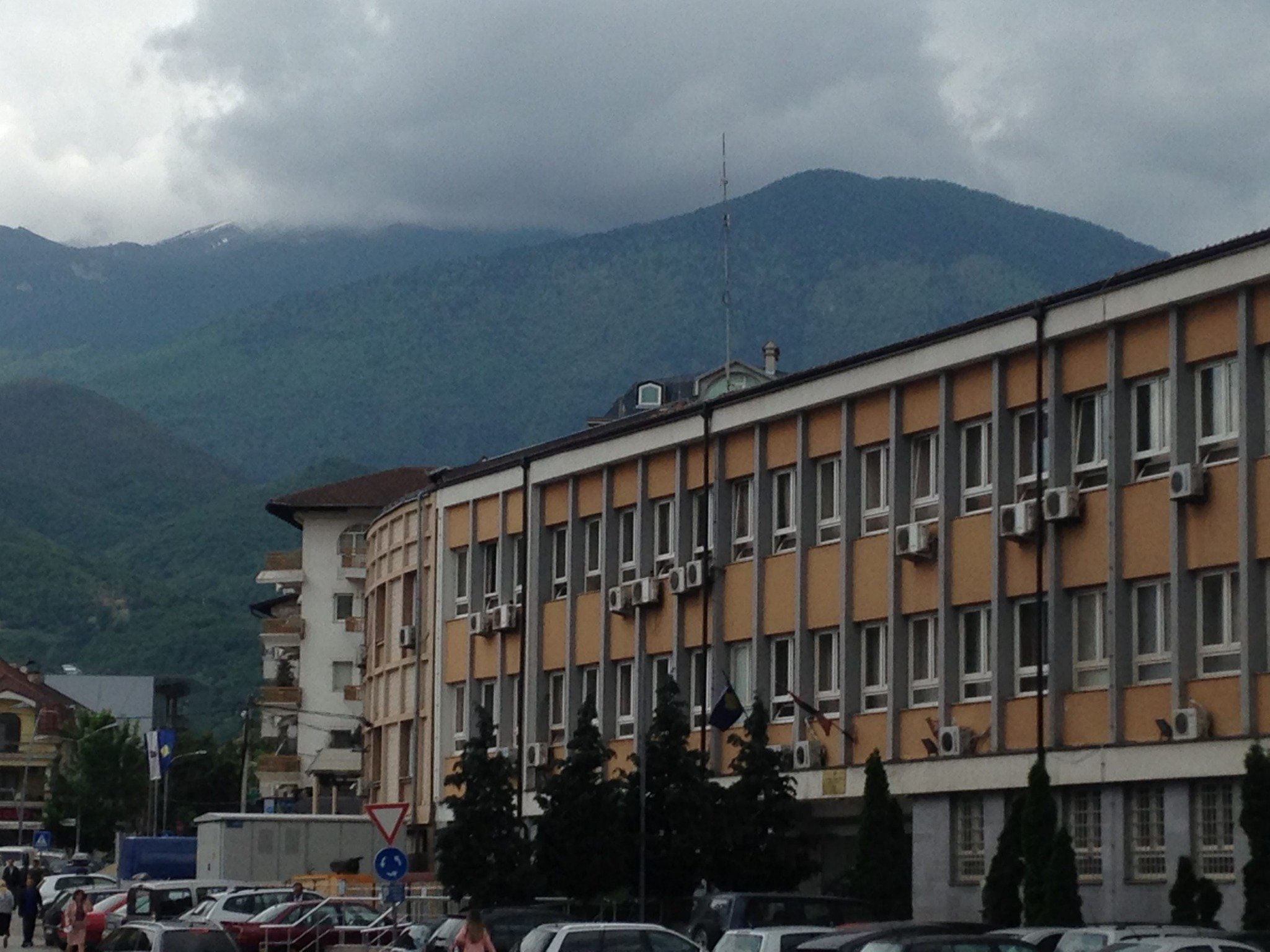 Shpallet i pa fajshëm i akuzuari për ‘’Dhunë në familje’’ në Pejë 