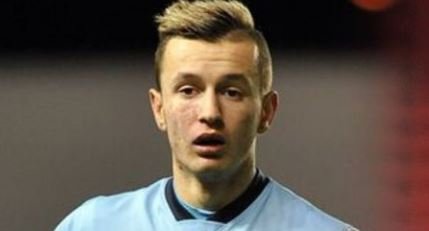 Dikur vishte fanellën e Manchester Cityt, ja ku gjendet sot lojtari nga Kosova