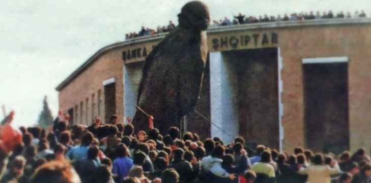 ​35 vjet nga rrëzimi i bustit të diktatorit Enver Hoxha