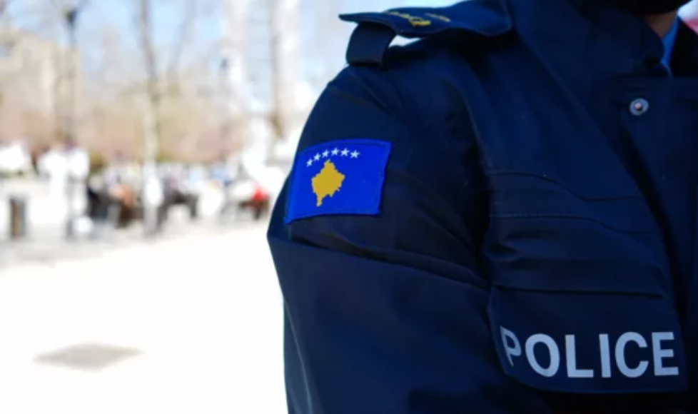 Prishtinë: I dyshuari ia dëmton me shqelm veturën të dashurës, ajo ik nga frika