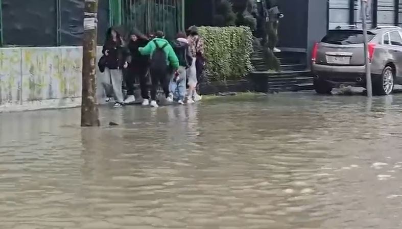 Reshjet e shiut shkaktojnë probleme në Durrës, vështirësi në lëvizjen e këmbësorëve dhe automjeteve