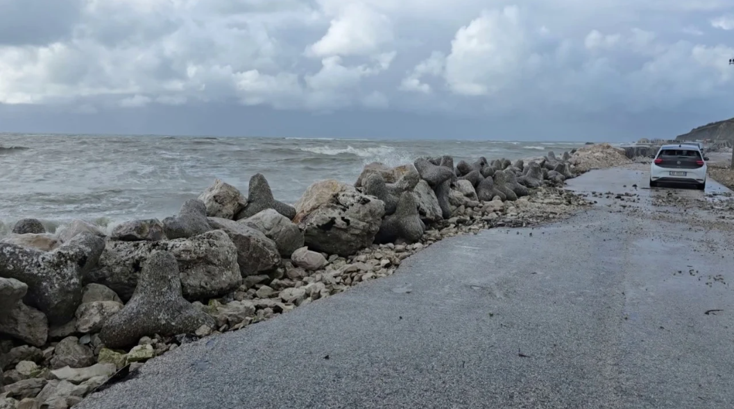 Erozioni kërcënon rrugën bregdetare në Durrës, dallgët e detit dëmtojnë segmentin rrugor në Porto Romano