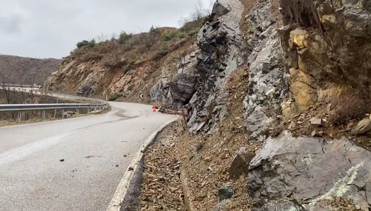 Aksi i vjetër Kukës-Kalimash, në gjendje të degraduar, banorët: Shkëmbi në rrugë prej 2 javësh