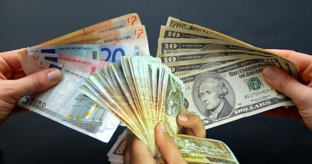 Euro në minimum të ri, ekspertët: Remitancat në fillimvit po e zhvlerësojnë, presim ulje edhe gjatë sezonit turistik