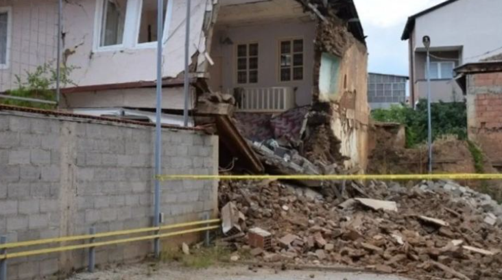 25 mijë euro kompensim për familjen e 3-vjeçares që vdiq nga shembja e murit në Qendrën Historike të Prizrenit