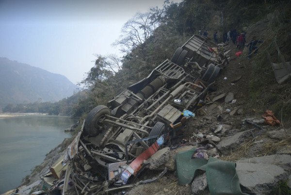 ​19 të vdekur nga aksidenti i autobusit në Nepal