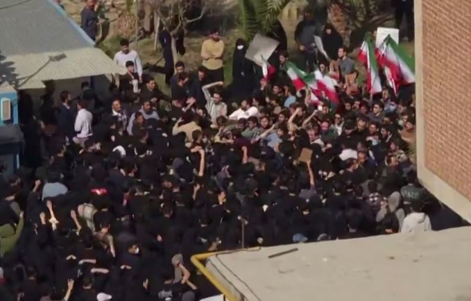 Për të tretën ditë me radhë, studentët iranianë protestojnë kundër Qeverisë