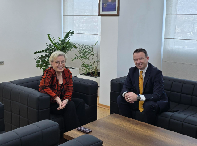 Donika Gërvalla merr mbështetjen e Faton Pecit për detyrën e re