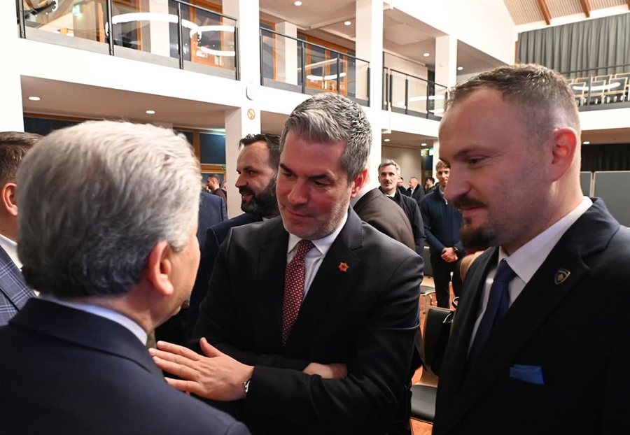 Dredha feston me diasporën shqiptare dhe diplomatët e Kosovës 