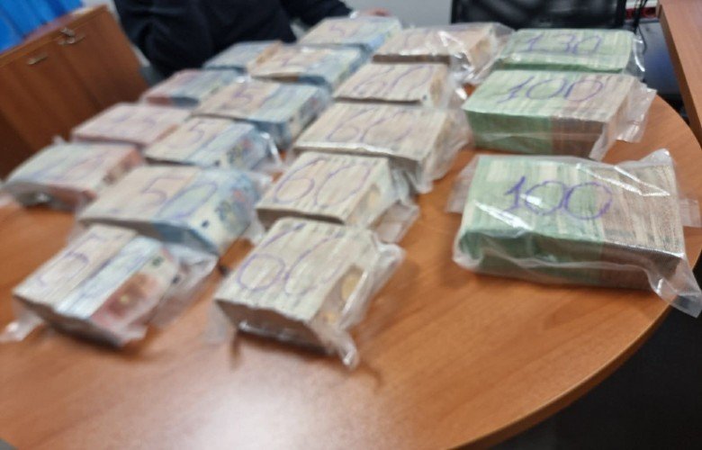 Ndalohen për 48 orë tre të dyshuarit te të cilët u gjetën 1 milion euro të padeklaruara