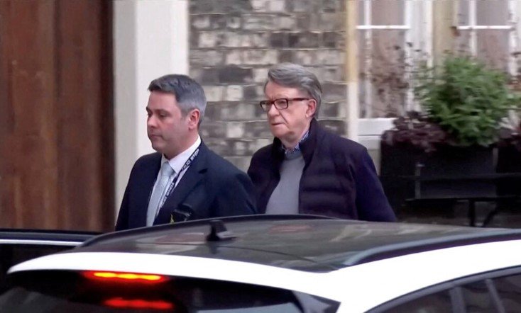I përfshirë në dosjen Epstein, ish-ambasadori Peter Mandelson lirohet me kusht