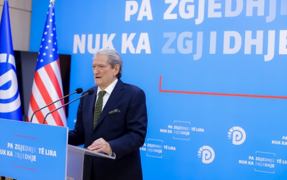 Shembja e rrugës në Prrenjas, Berisha: Rama shpërbleu me dhjetëra tendera kompaninë 2T të Sakos që ka ndërtuar pallatin në pajë