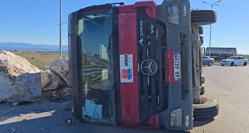 Përmbyset në zonën e Porto Romanos kamioni i ngarkuar me gurë