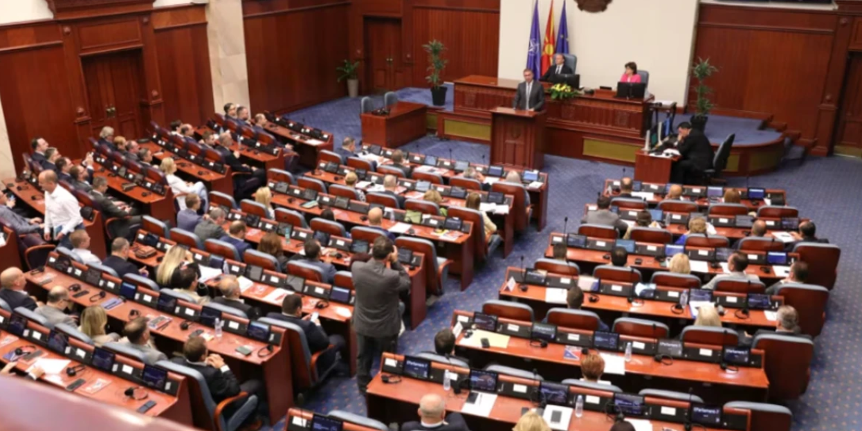 Deputetët pajtohen që të mos ketë rritje të pagave të zyrtarëve, por as ulje
