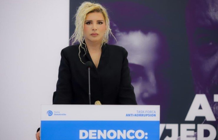 Zëdhënësja e PD: 956 mln euro u hodhën në asfalt që po shembet dhe po rrezikon jetët e shqiptarëve!