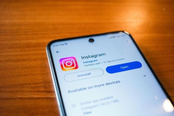 ​Instagram do të njoftojë prindërit nëse fëmijët kërkojnë terma për vetëvrasjen