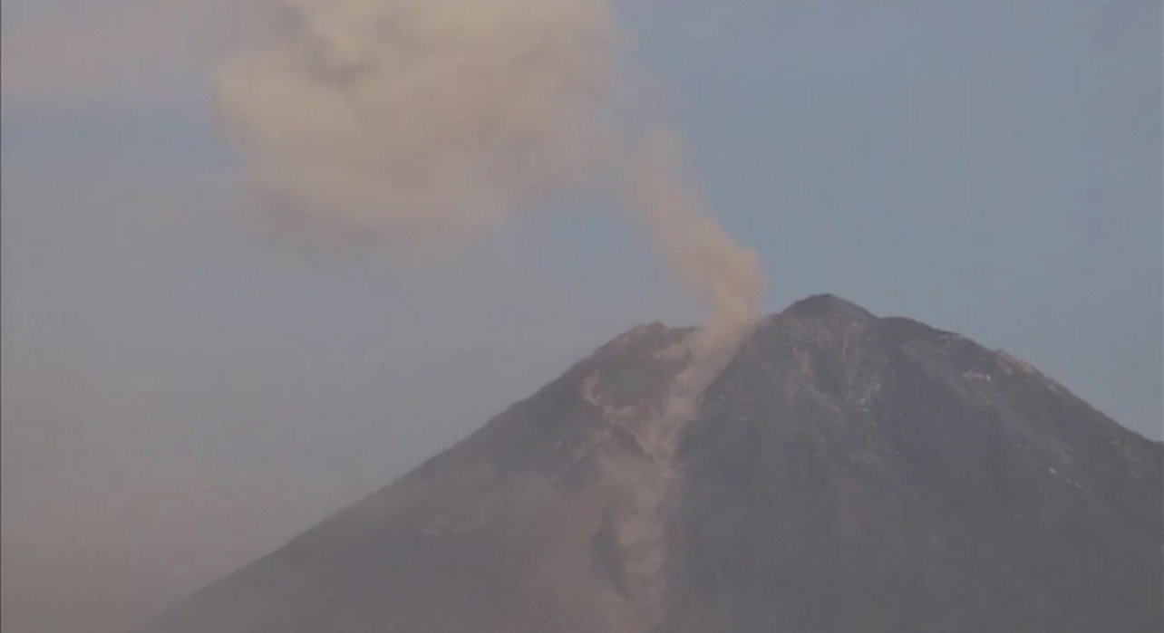 Vullkani Semeru shpërthen sërish në Indonezi