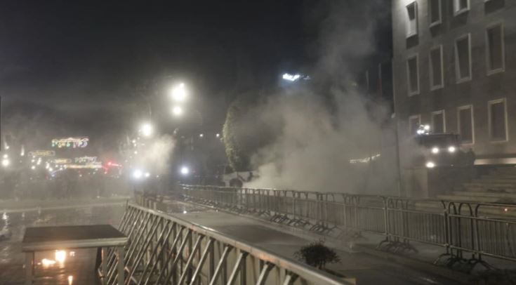 Nesër protesta e opozitës, Ambasada Amerikane u bën thirrje qytetarëve të saj: Qëndroni vigjilentë