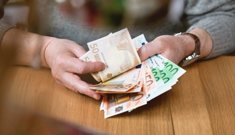 1 muaj paraburgim për dy zyrtarë te KEDS-it në Ferizaj, dyshohen për ryshfet