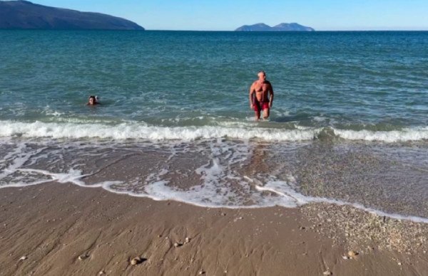 Vëlla e motër sfidojnë temperaturat e ulëta, lahen në det këtë një janar