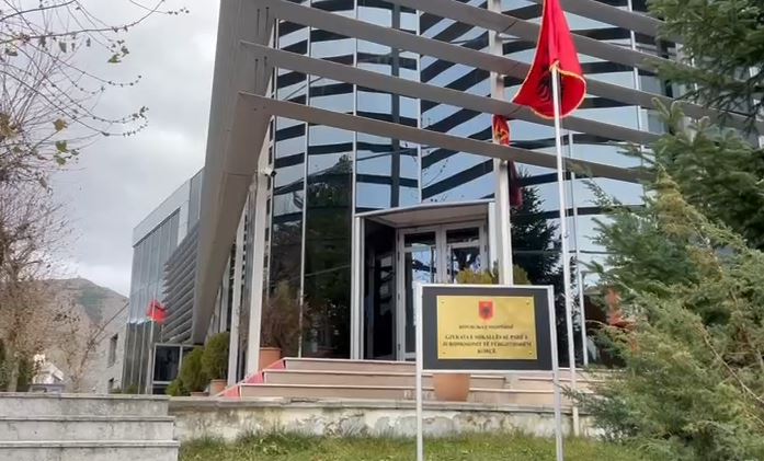 Abuzoi me 12-vjeçaren dhe e la shtatzënë, Gjykata e Korçës lë në burg të moshuarin