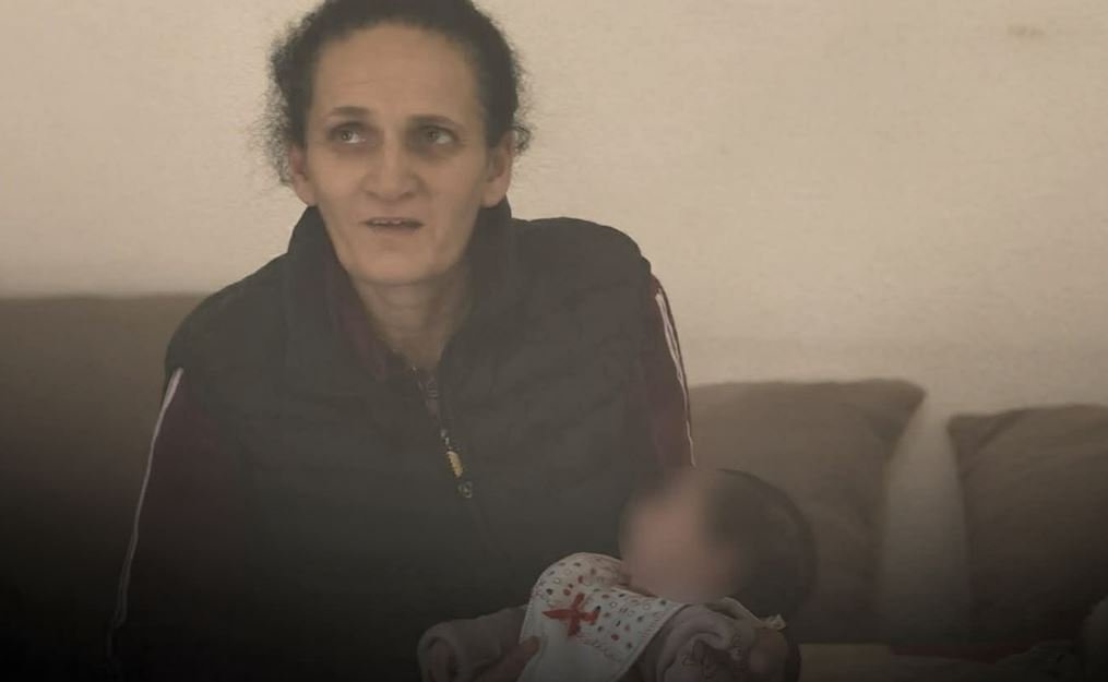 50-vjeçarja bëhet nënë për herë të parë, zëri i foshnjes gjallëron shtëpinë e çiftit në Klinë