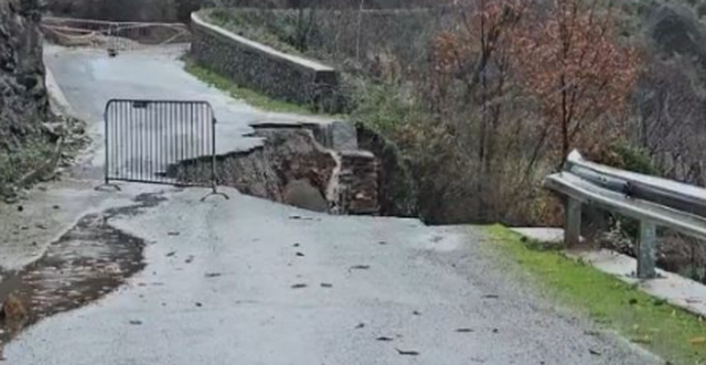 Reshjet intensive në Shkodër/ Bëhet e pakalueshme rruga Prekal–Ura e Shtrenjtë pas rrëshqitjes së dherave