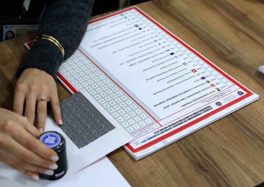 KQZ: U numëruan 41 prej 92 kutive me votat me postë, javën tjetër numërohen edhe votat me kusht dhe ato të personave me nevoja të veçanta 