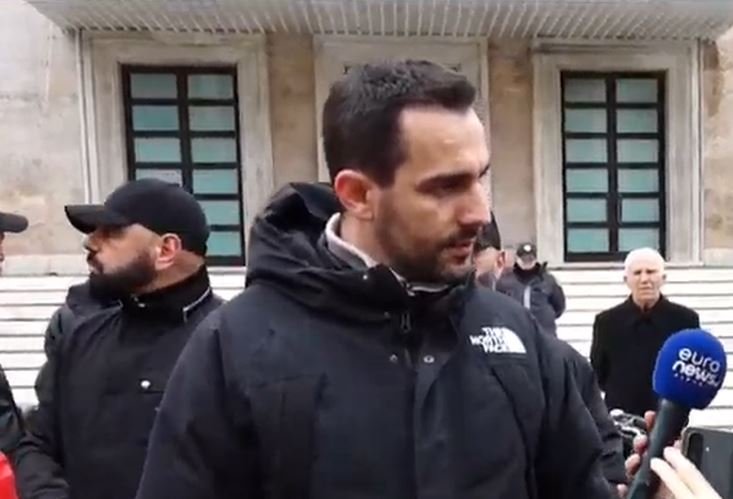 Nis protesta e “Shqipëria Bëhet” para Kryeministrisë, qindra qytetarë i bashkohen thirrjes së Lapajt