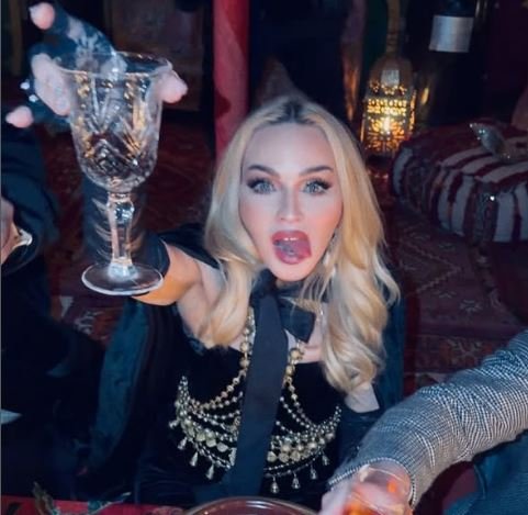Madonna publikon pamje nga udhëtimi i saj në Marok