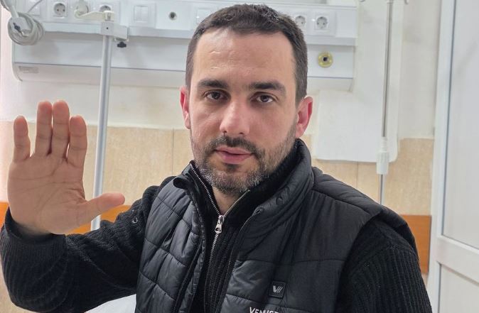 Adriatik Lapaj poston foto nga spitali: Hajdutët nuk më trembin dot, te sheshi më kanë