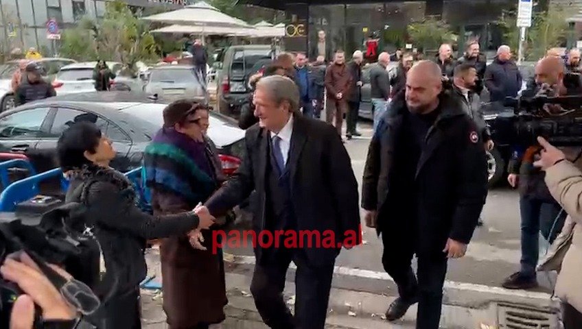 Sali Berisha paraqitet në SPAK, kreu i PD-së pritet nga mbështetësit para Prokurorisë