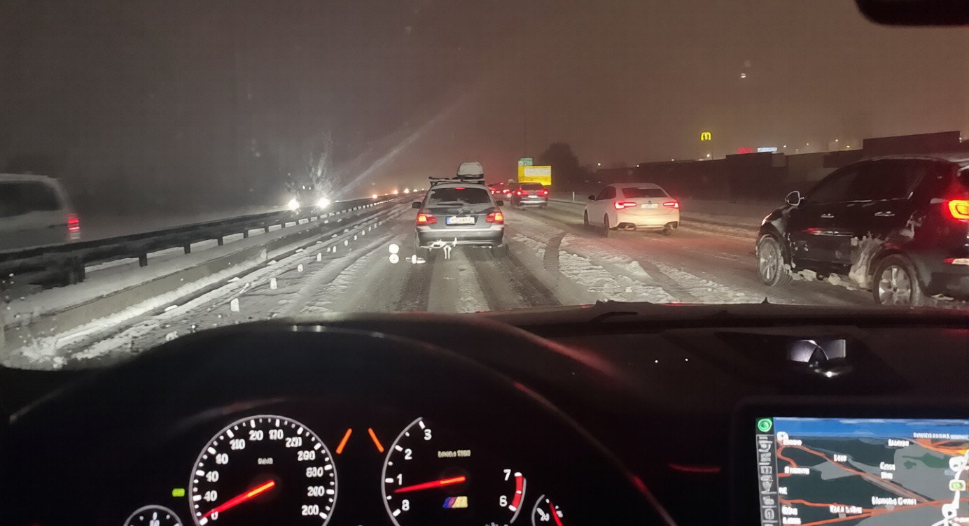 Mërgimtari bllokohet që disa orë në autostradën e Sllovenisë për shkak të kushteve të rrugës