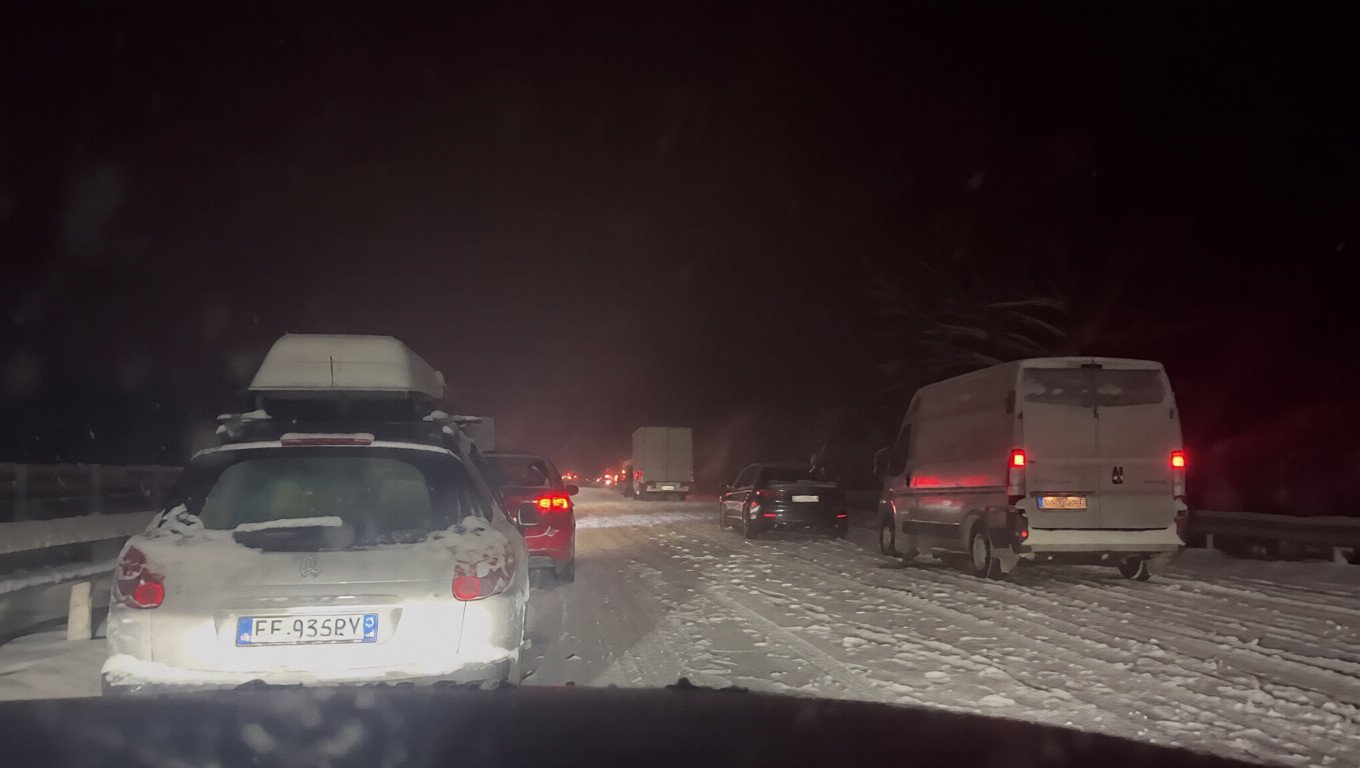 Mërgimtarët ngecin nëpër Kroaci e Slloveni, shkak reshjet e mëdha të borës
